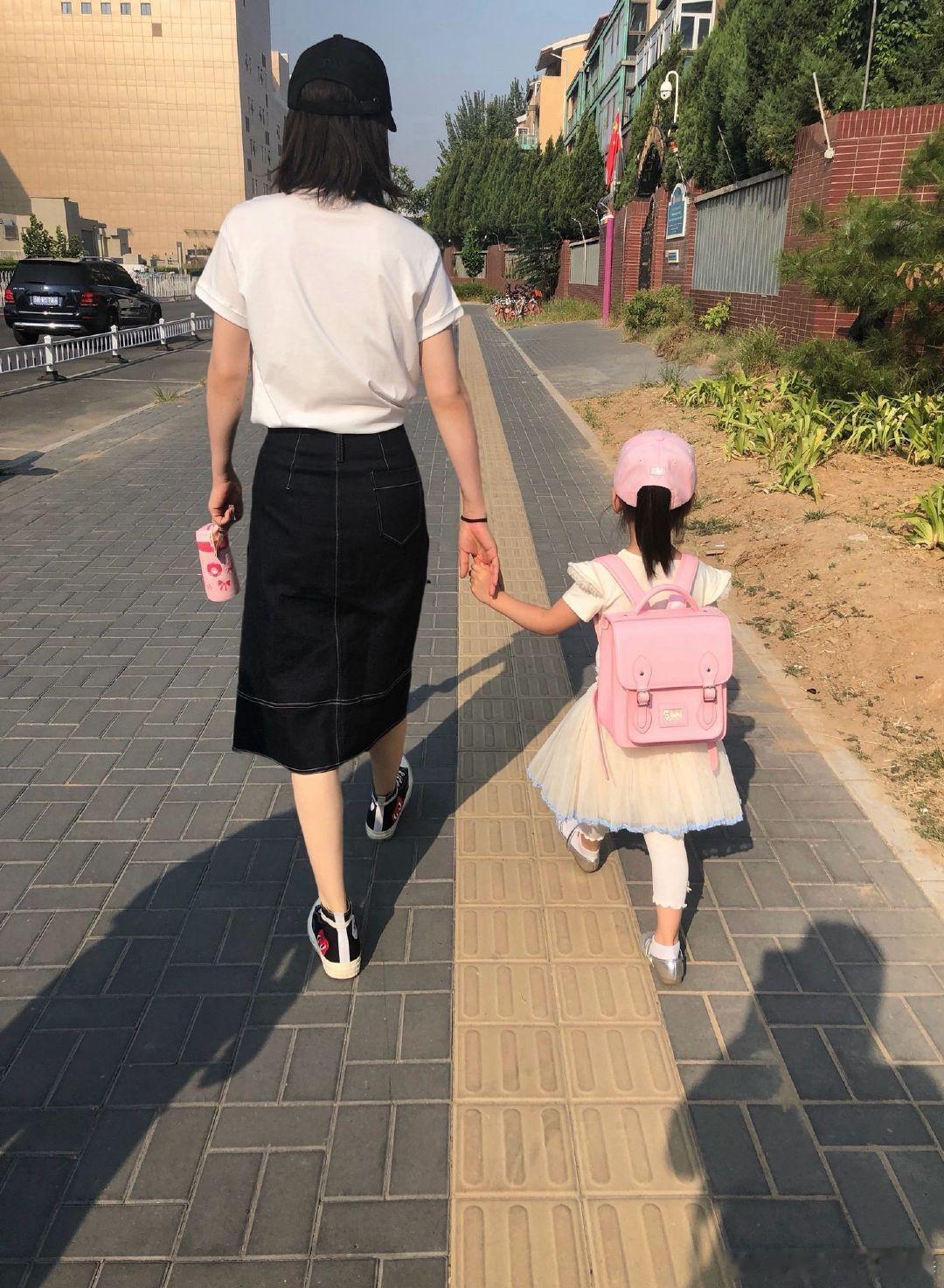 #董璇晒小酒窝婴儿照##小酒窝和爸爸长得好像#董璇晒小酒窝婴儿照，刚出生的小酒窝红扑扑的，窝在妈妈怀