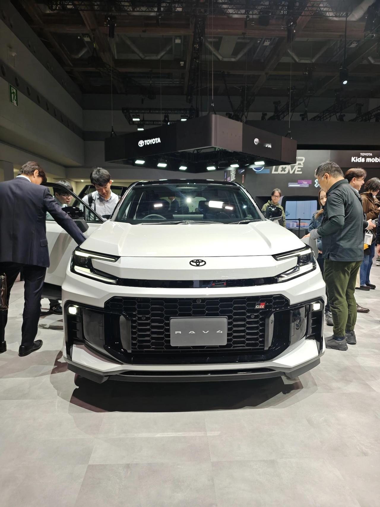 这代RAV4真是“越来越像普拉多的弟弟”了。东京车展一亮相,很多人第一反应就