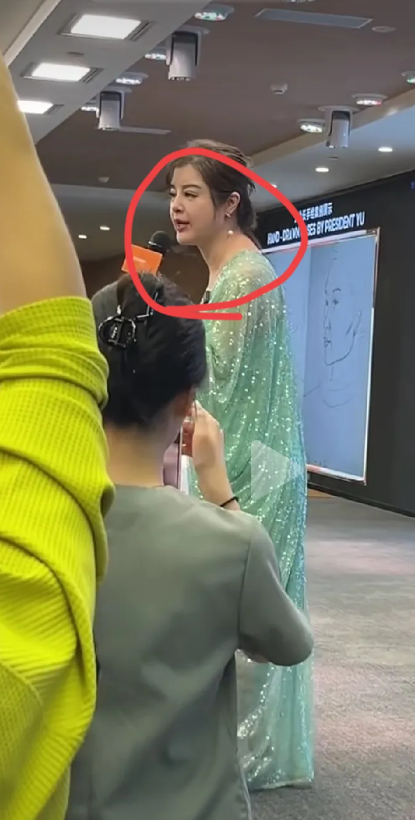 注意看，原来人的年龄到了真的显示在脖子！于文红虞美人，医美大咖，这么漂亮的一个人