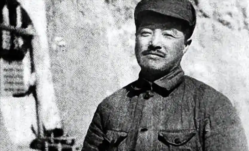1963年贺龙独子没考上清华，找到父亲帮忙，谁知道贺龙居然大摇大摆开进了学校，而