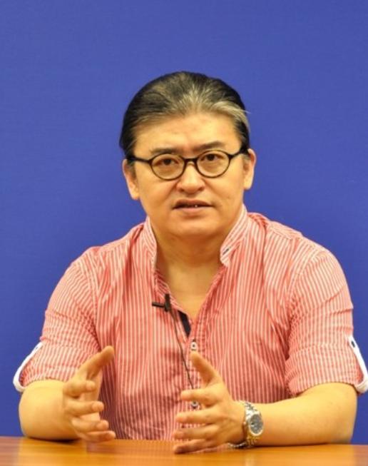 主持人问刘欢：“你为什么不开演唱会赚钱，扩大自己的收入？”刘欢说：“懒得去没完