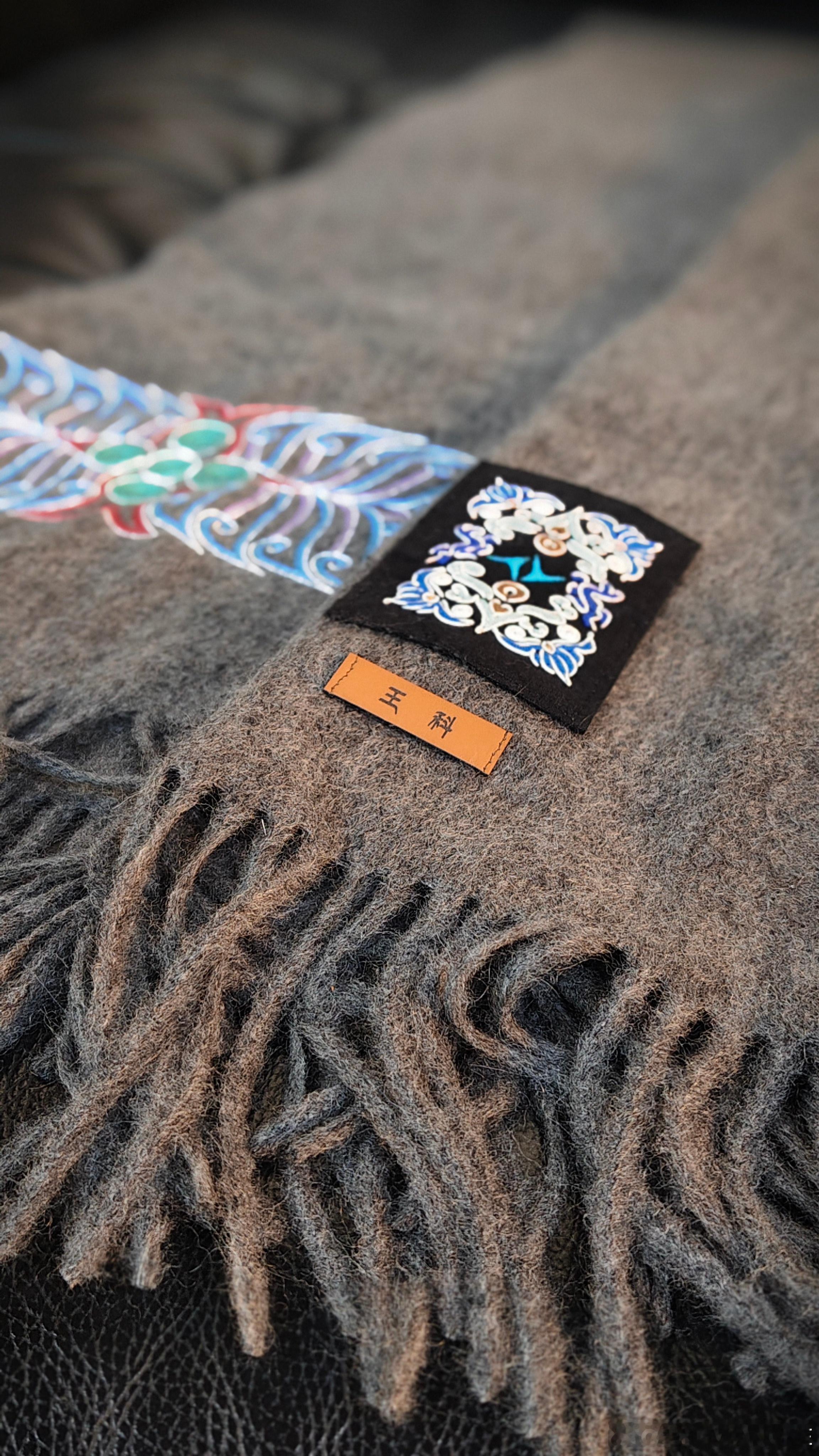 黔南没有去上，水族马尾绣的围巾先用上了！