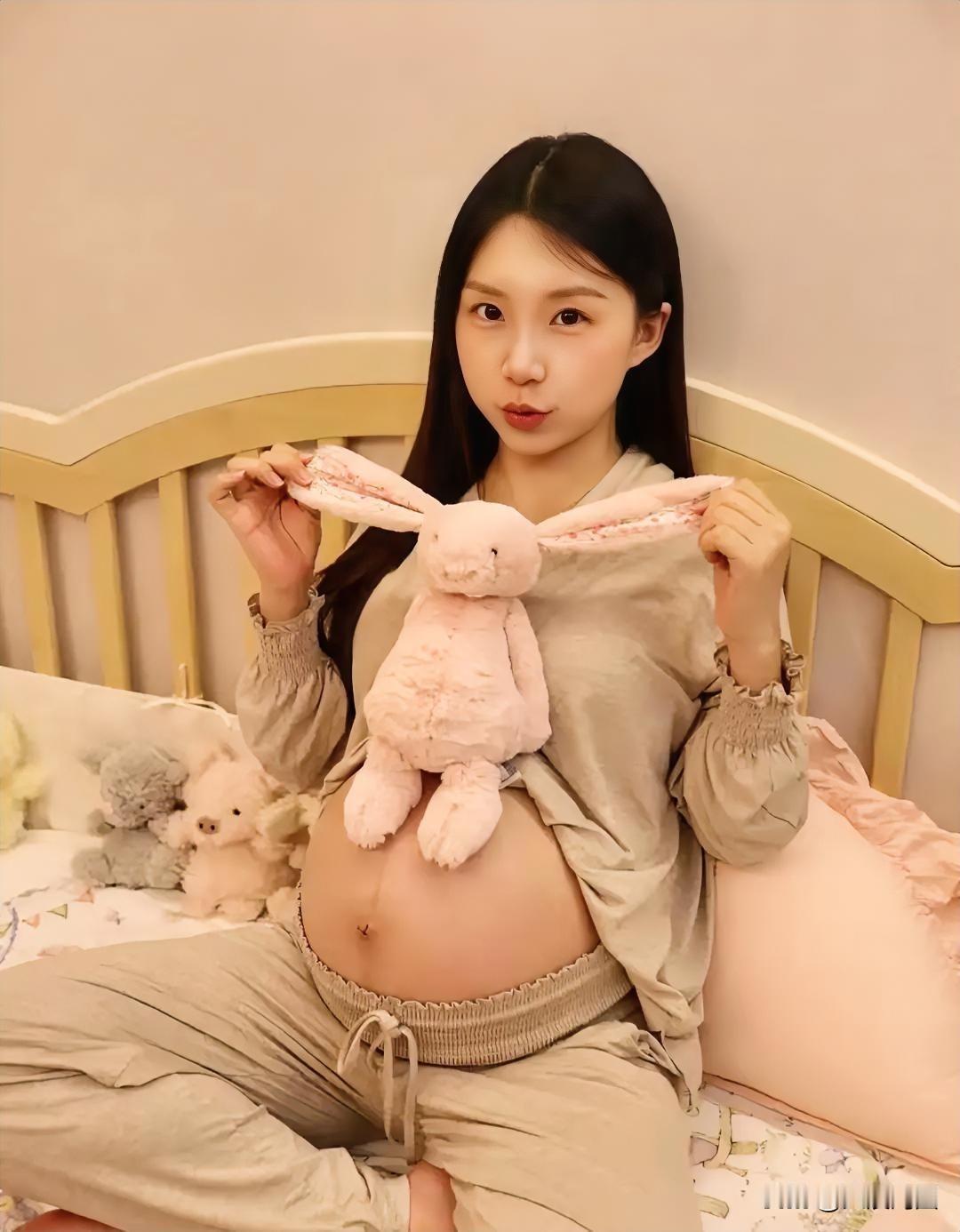 孕味十足，萌兔相伴抱肚，定格温馨孕照。软乎乎孕照温柔孕味写真甜酷风孕照萌宠