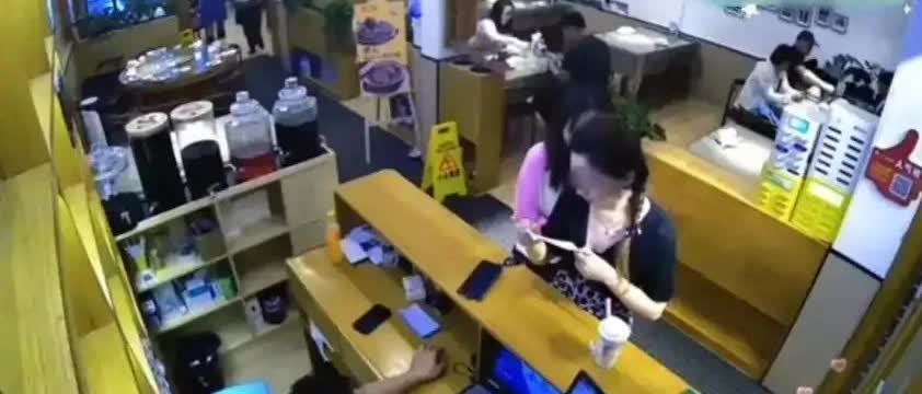 “人不要脸，则天下无敌！”云南丽江，女子一行12人到饭店就餐，结账时，一共896