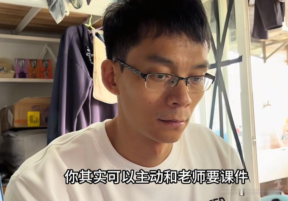 昨日，唐尚珺更新了一则视频。在视频中，唐尚珺记录了自己一天的大学生活。期末备考时