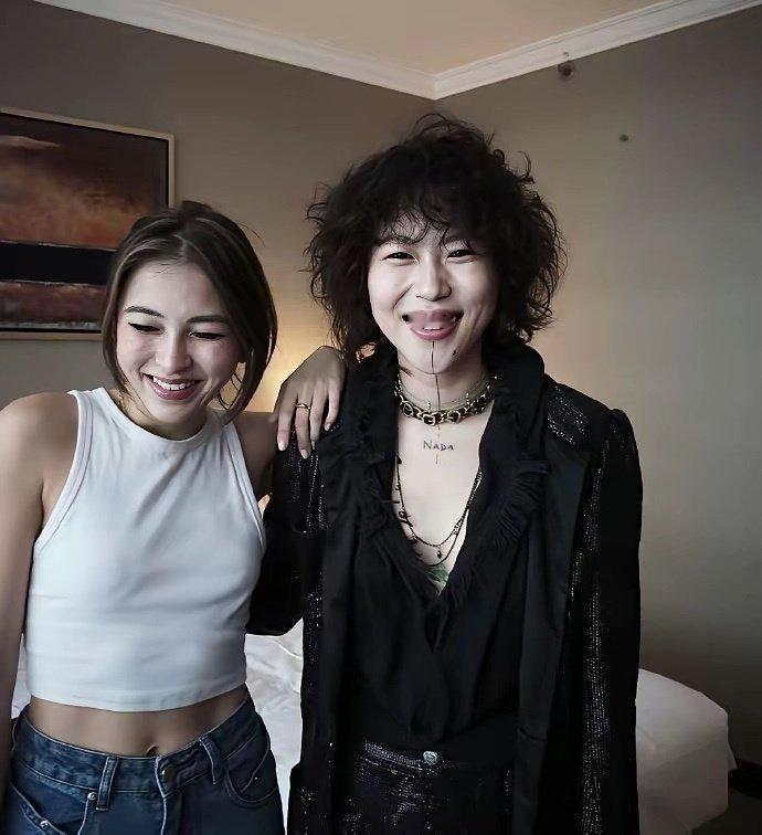 王菲和窦唯的女儿窦靖童第一眼差点没认出来​