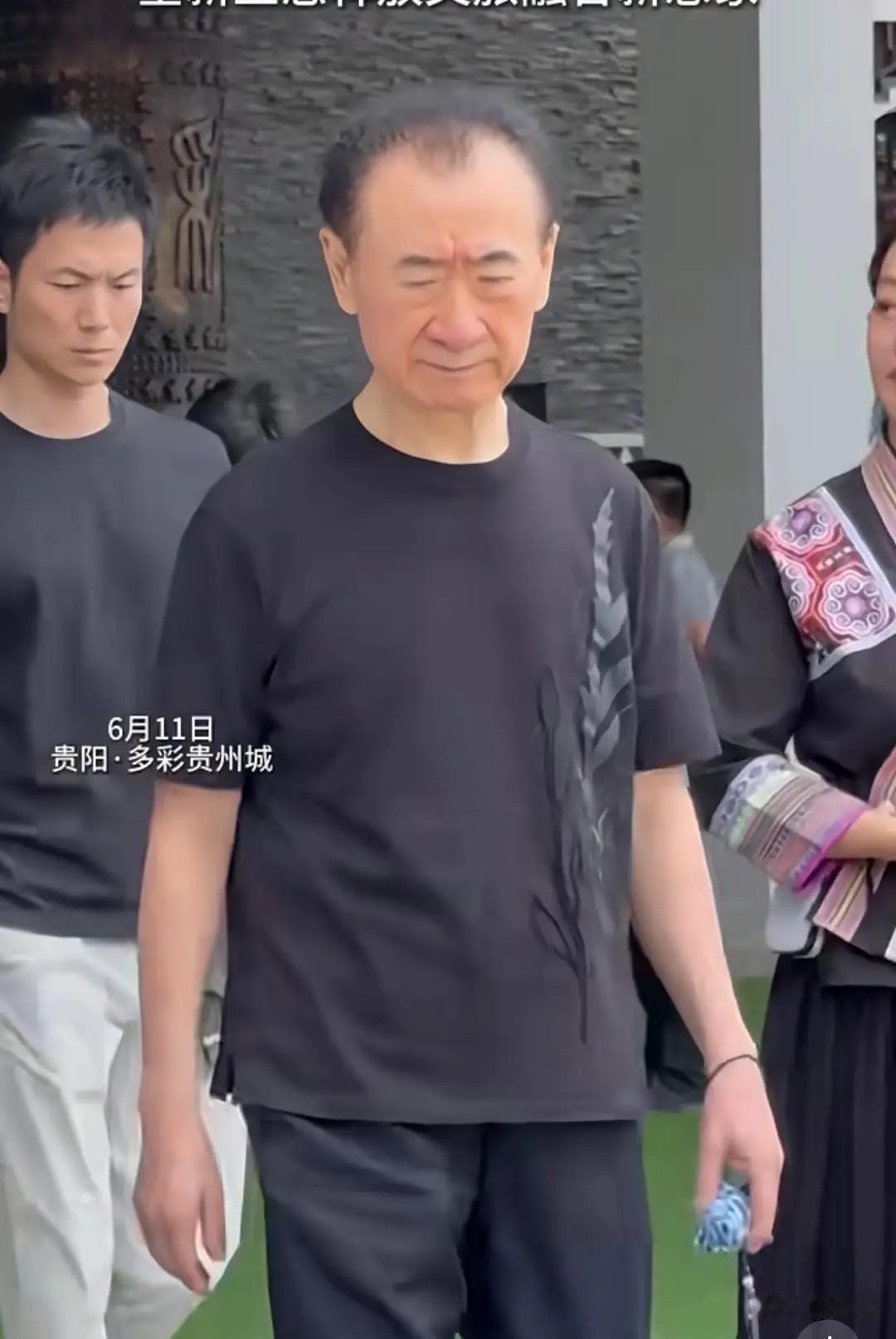 人靠衣裳马靠鞍。王健林穿着价值7000元的爱马仕休闲T恤，精神抖擞，一点也不像7