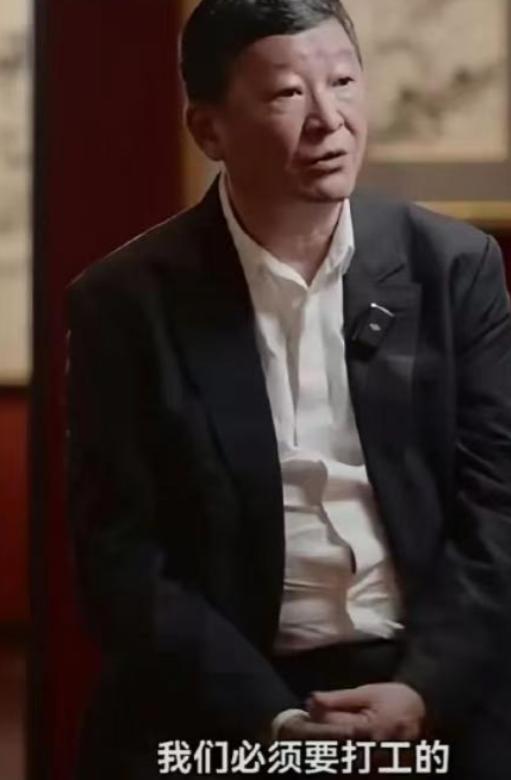 范曾当年去朋友须尊德家吃饭，一眼就看中了人家的妻子张桂云。那时候张桂云已经是三个