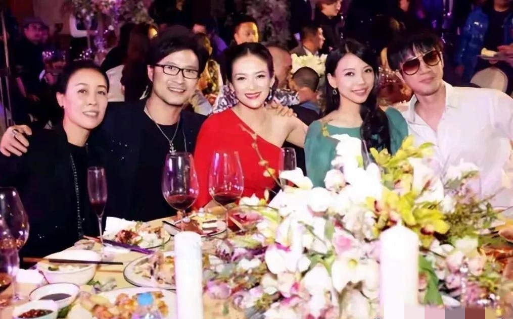 早年，那英与汪峰、章子怡夫妇以及李靓蕾、王力宏夫妇在晚宴上的一幕，那时候的汪峰、王力宏两对夫妇都非常