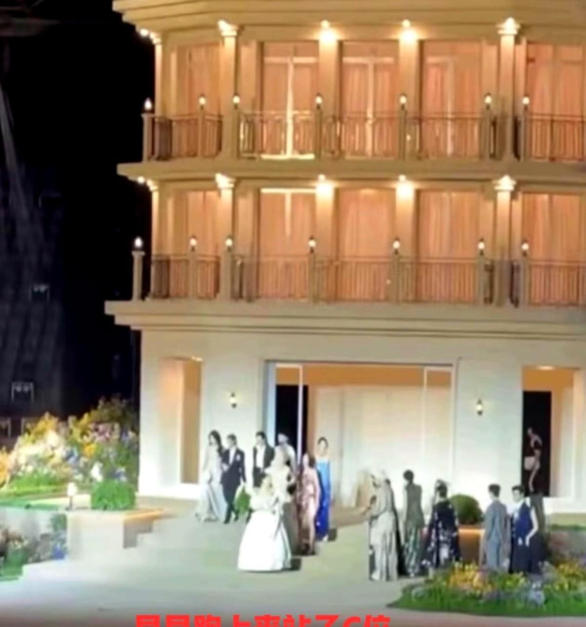 钟楚曦站C位了，网友炸了。可没人告诉她，那位置是编导指的。她没抢，但也没让。