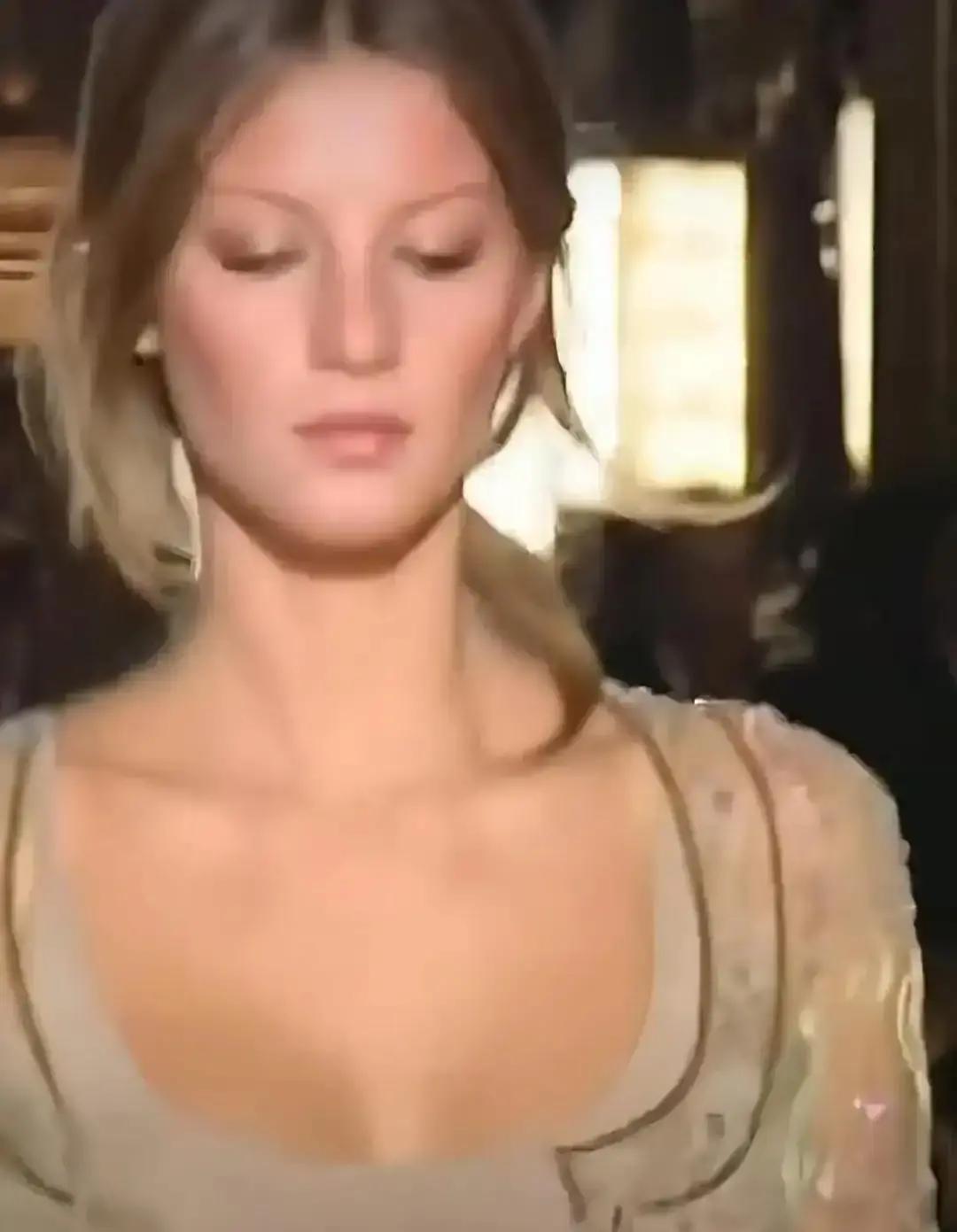 吉赛尔18岁就被经纪人劝去缩胸，理由是胸太大影响走秀。她没动刀，靠练核心把身