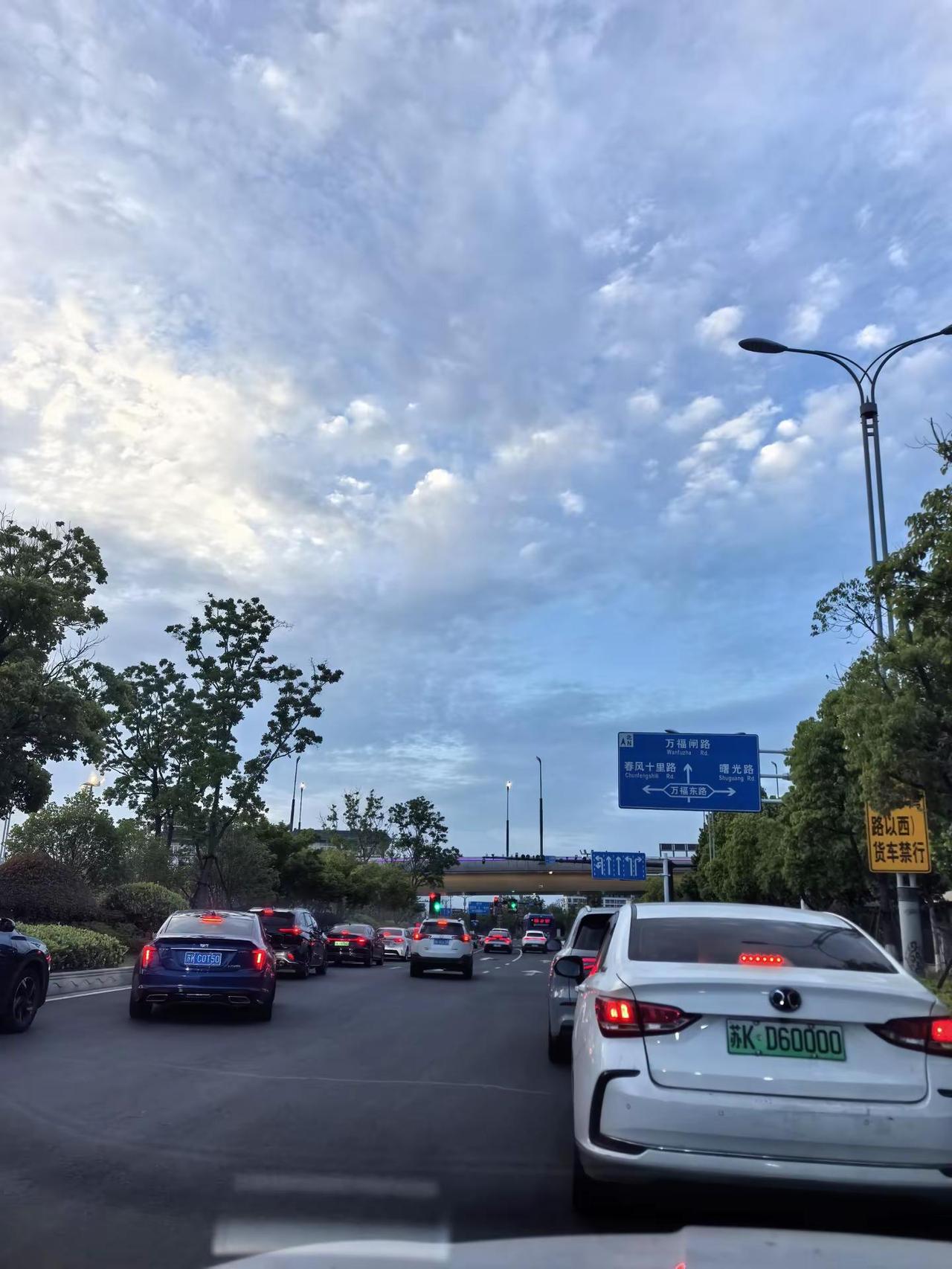 关于烟花三月路左转上万福大桥如何提升车辆通行效率建议:一、背景扬州东站周末和节假