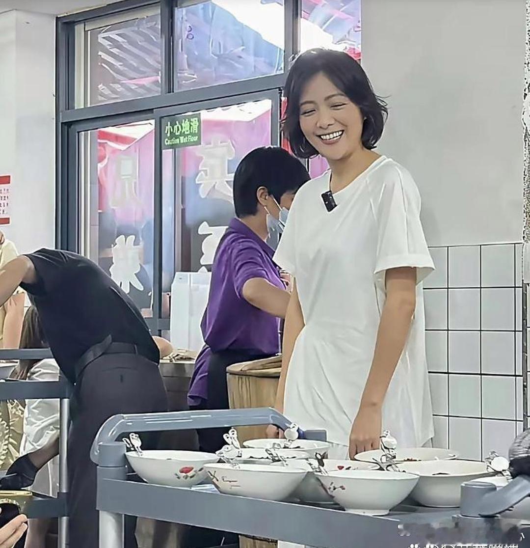 51岁汪涵同47岁杨乐乐同框，俩人站一起竟看着像老少配，反差感拉满。