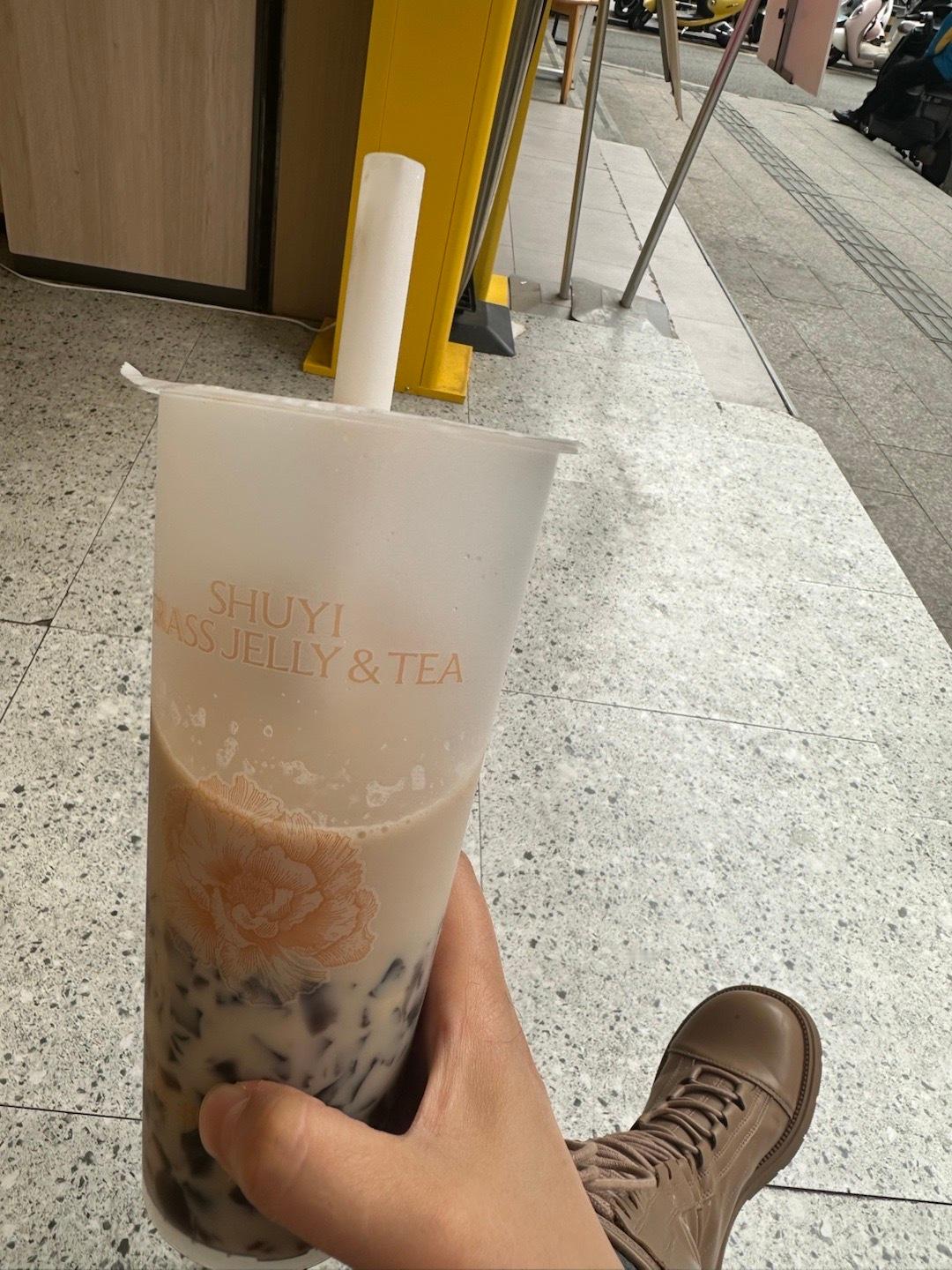 忙了一天犒劳一下自己，喝杯奶茶🧋解解渴啦！​​​