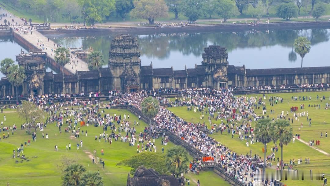 空袭阴影下的吴哥窟。