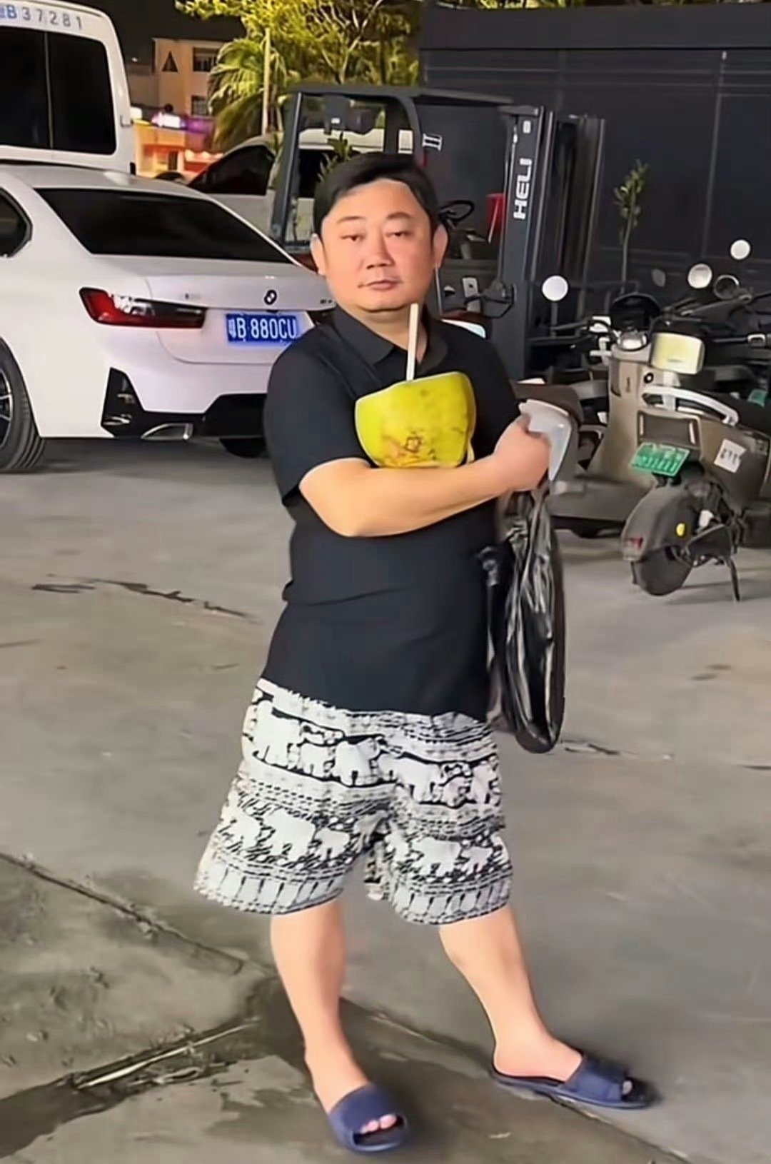 摩托车没广子纯我的热爱#张雪机车#定了个张雪820X旅行版大漠黄+萝卜三箱计划年底完成一个超长途摩旅