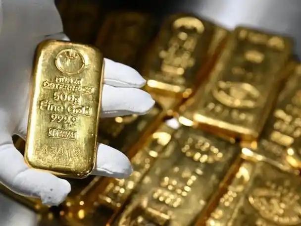 黄金市场这几天又热起来了。 纽约黄金期货重新站上每盎司4400美元附近，现货