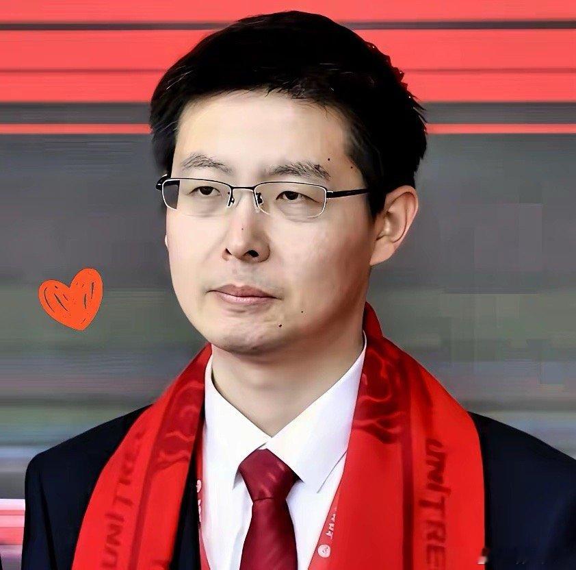 所有人都盯着王兴兴的财富和光环，但只有一个人看到了他脸上的真相。​我一位心理医生朋友，昨晚盯着王兴兴