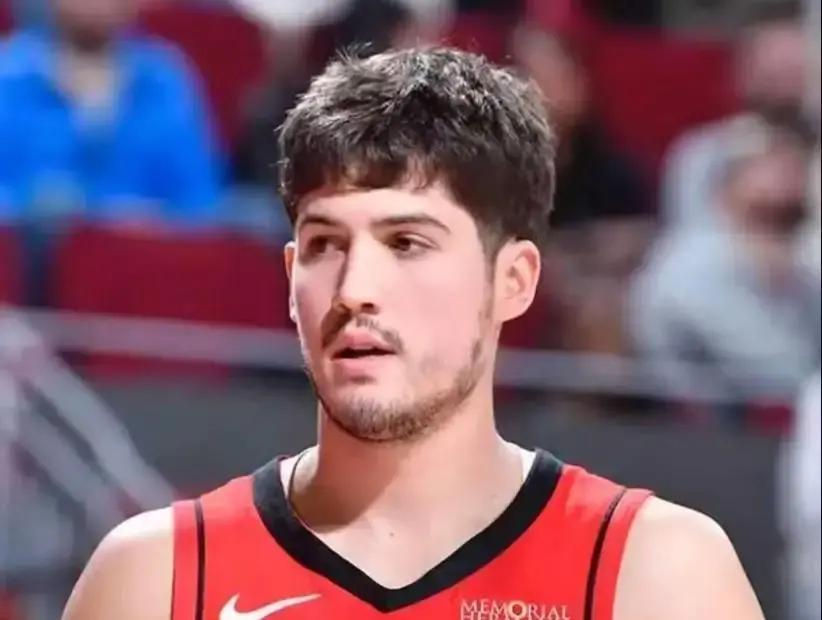 NBA都在砸钱组三巨头，唯独火箭，死活不交易。他们撤回了所有询价电话。总经