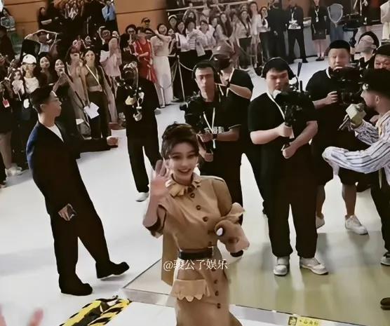 Angelababy今日亮相上海活动现场，身着清爽利落的长裙，梳着高丸子头，气质