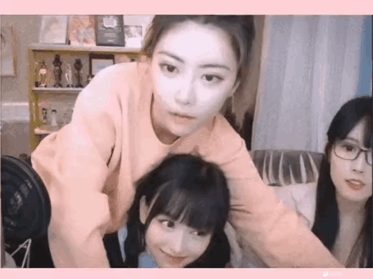 她脸怎么那么白，哪个是主角