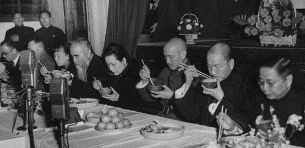 1941年，12岁的重庆男孩康国雄在家门口撞见了蒋介石夫妇。此后，蒋介石每次来汪