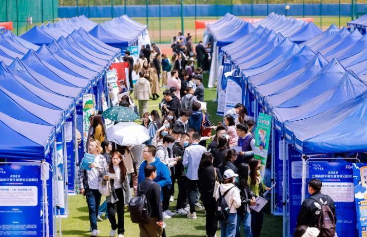 现在一边是企业喊着月薪三千招不到农民工，一边是大量大学生挤破头抢三千块的办公室岗