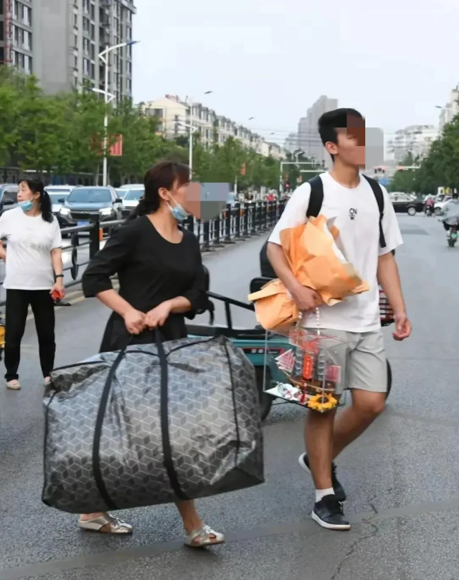 男孩怎么也想不到，结束高考和妈妈和回家的路上，他的举动会遭受到网上，那么多人的谴