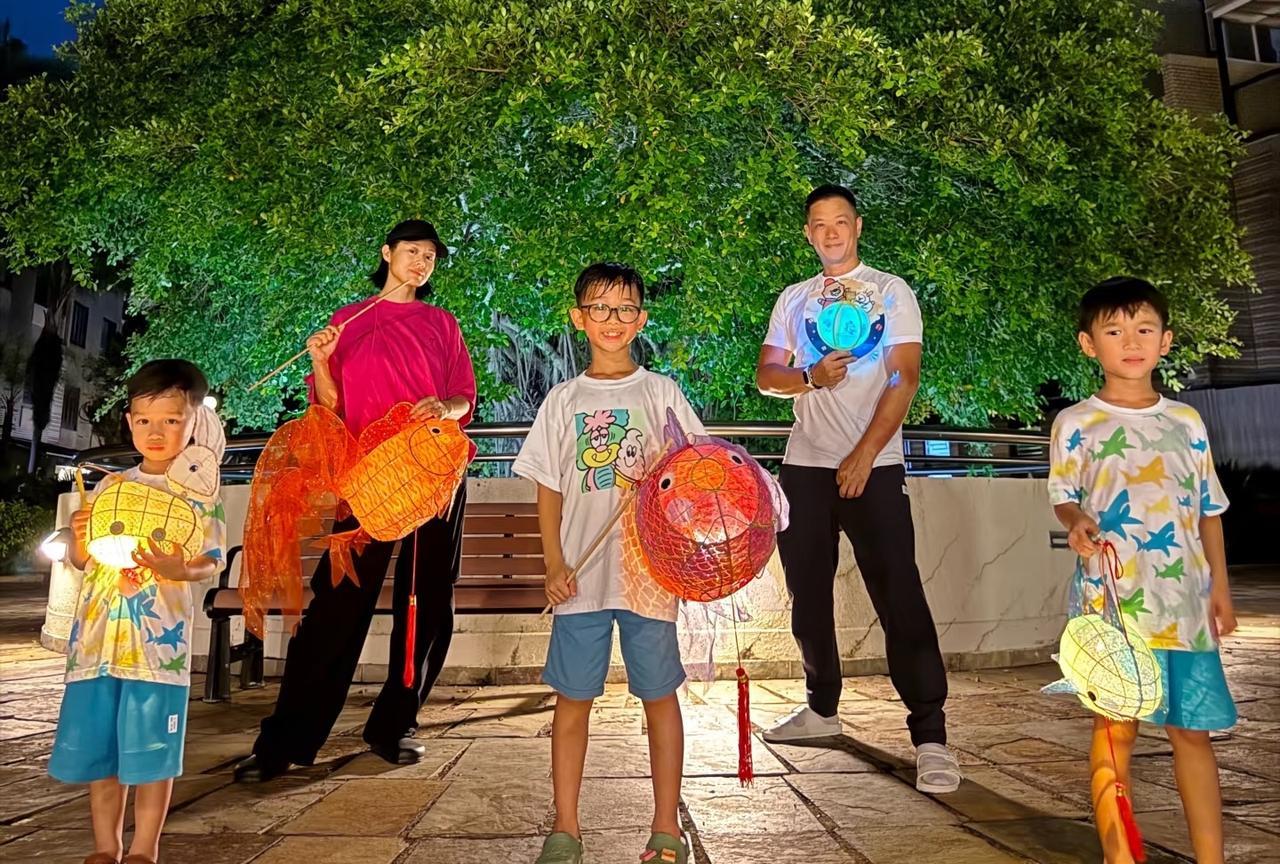 胡杏儿晒出全家过中秋，三个儿子提着灯笼，好可爱！哈哈，感觉胡杏儿把一模一样的孩子