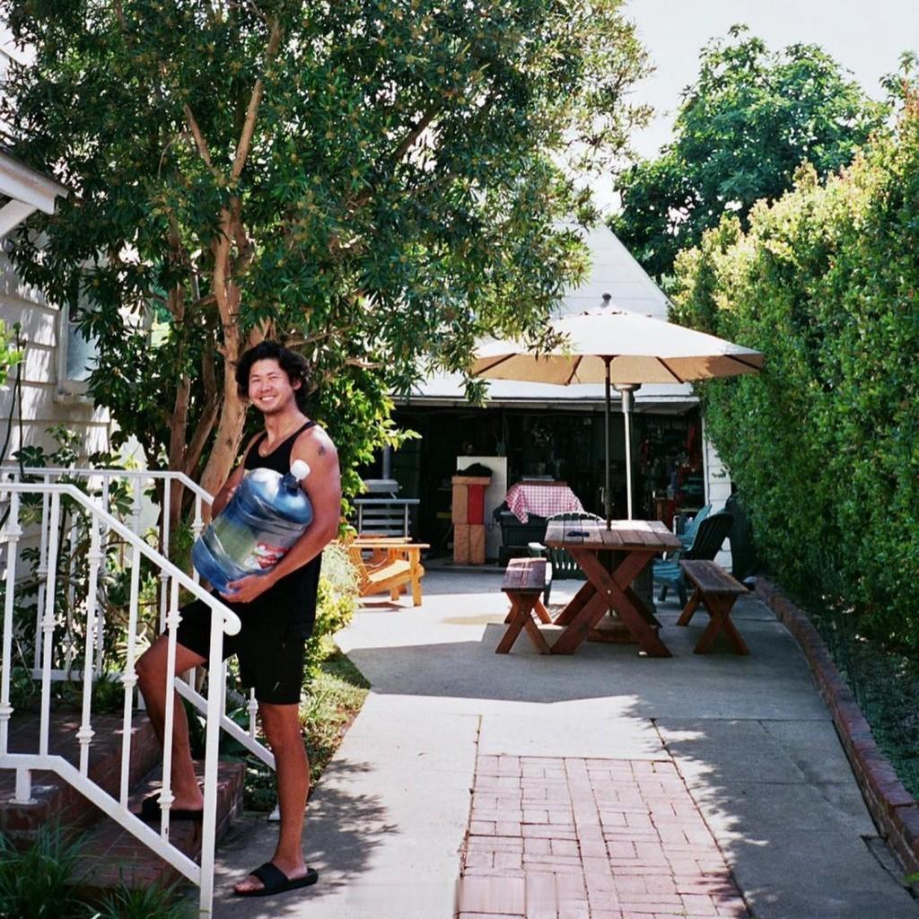 星岛：王敏德26岁仔王跃颖继承衣钵“麒麟臂”加六块腹肌闯好莱坞两位叔伯猛料背