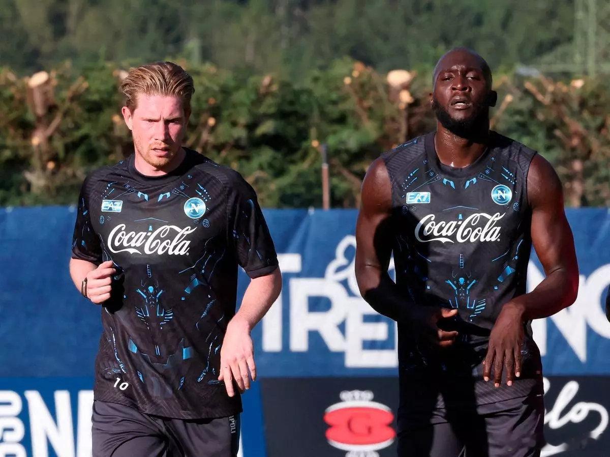 【一人伤一人复出】那不勒斯中场德布劳内右大腿股二头肌重度损伤，将接受手术治疗，恢