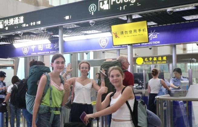 为啥大量老外涌入中国旅游，外国人扎堆中国是好事也有隐患。最近，中国游在海外社交平