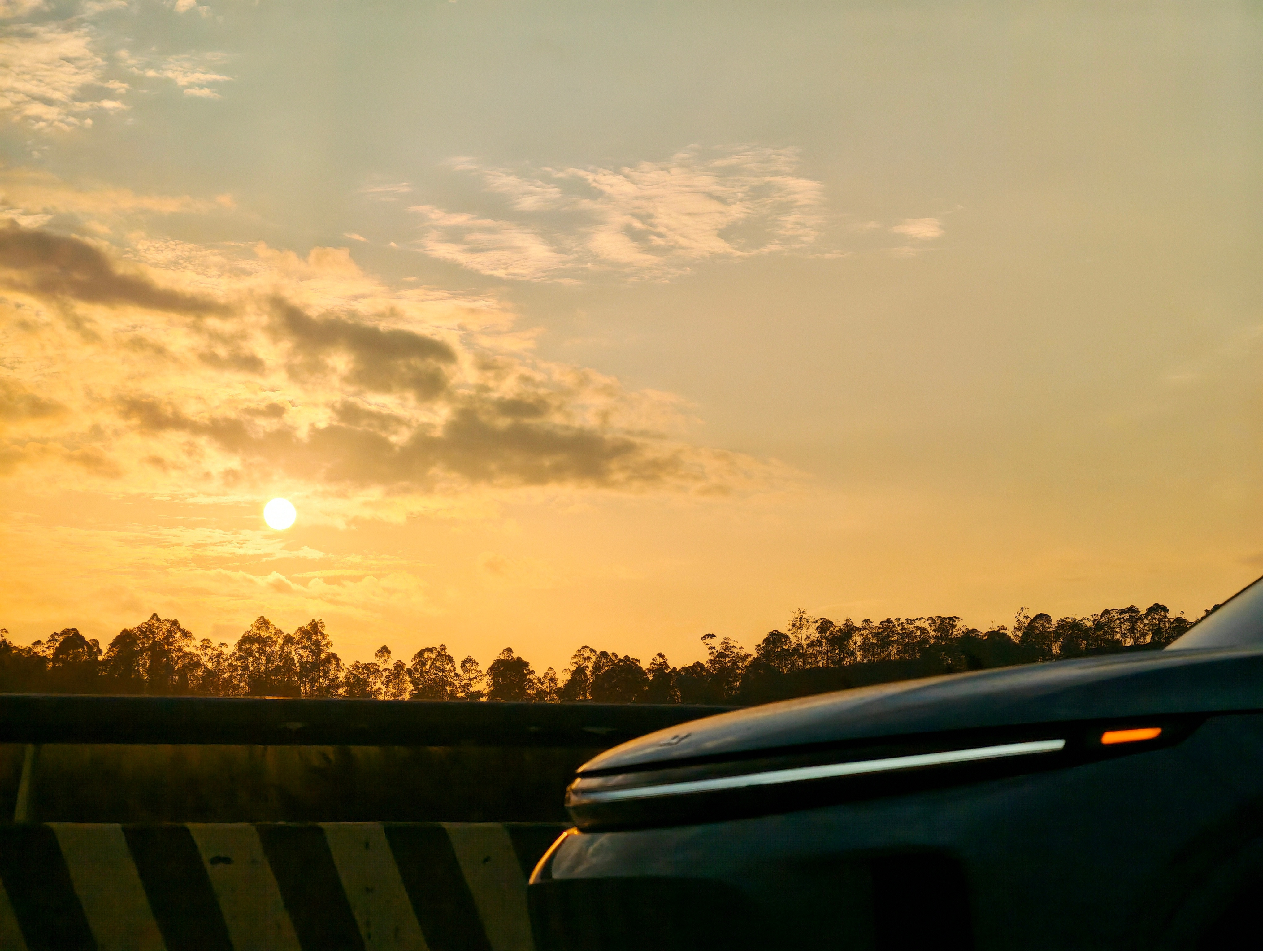 贯穿灯有很多，但星环灯还得是理想，这种独树一帜的辨识度，是模仿不来的。理想L7