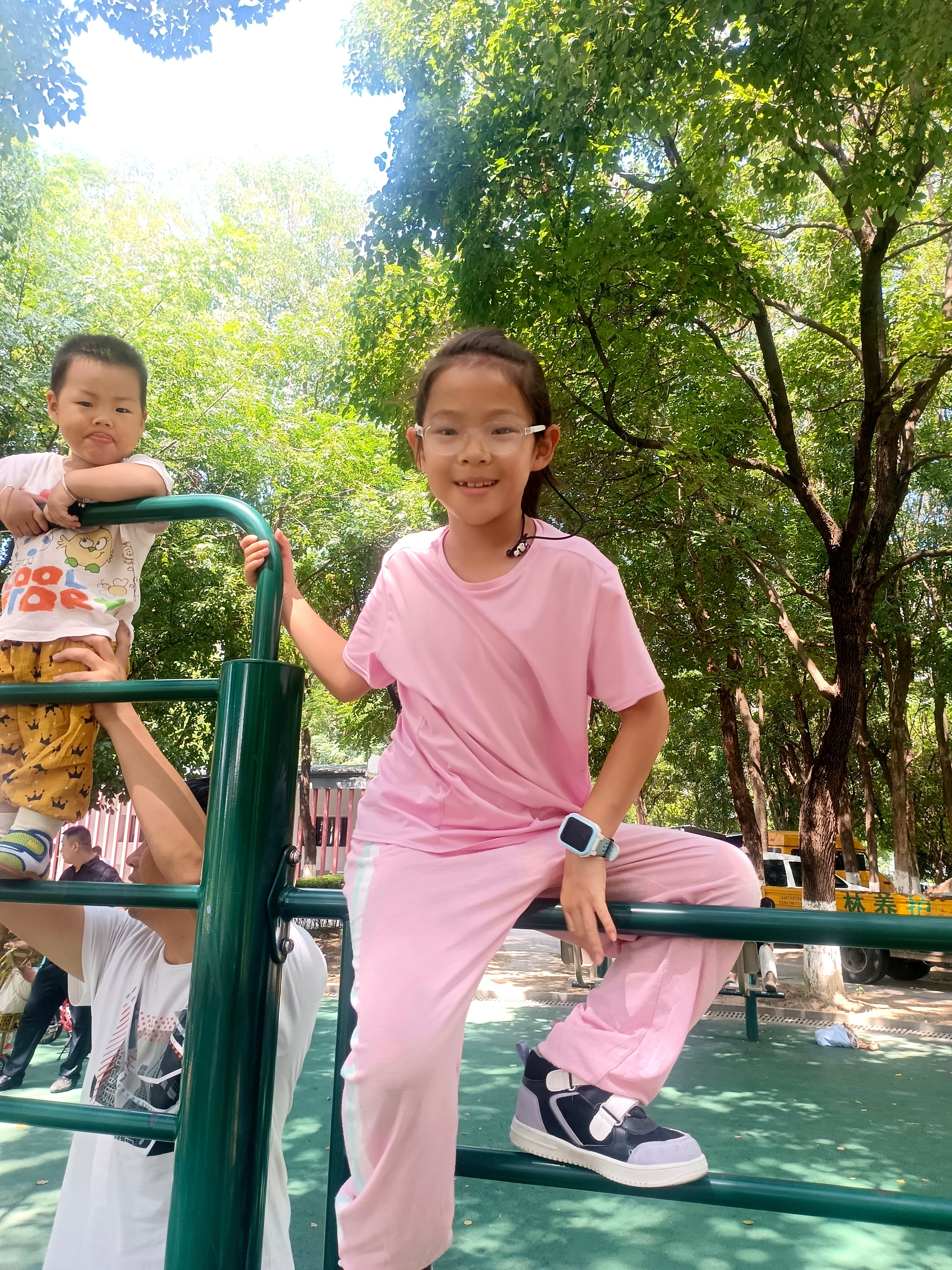 我家有个假小子。[大笑][大笑][比心][比心]​​​