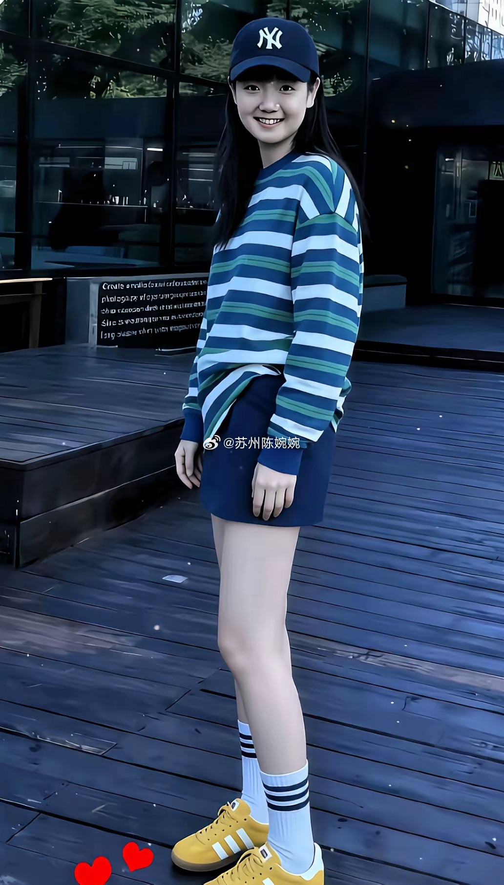 莎莎退役了，就这样打扮，真好看，头发飘飘，戴个太阳帽，衣服颜色跟裤子搭配好协调，