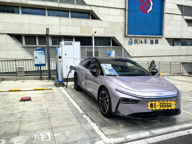小鹏P7+的补能时刻充电的时候不喜欢在车内待着，就在外面逛逛，顺手拍几张爱车照
