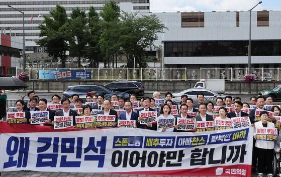 刚兼任党首，党鞭的宋彦锡拉着在国会静坐抗议的罗景垣和亲尹的国民力量议员来到总统