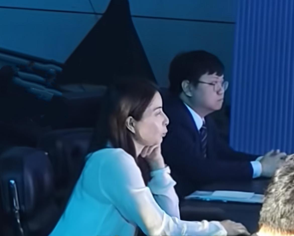 郭晶晶再现“望夫眼”。老公霍启刚懒理二弟霍启山风波，出席活动，表现轻松，看来二