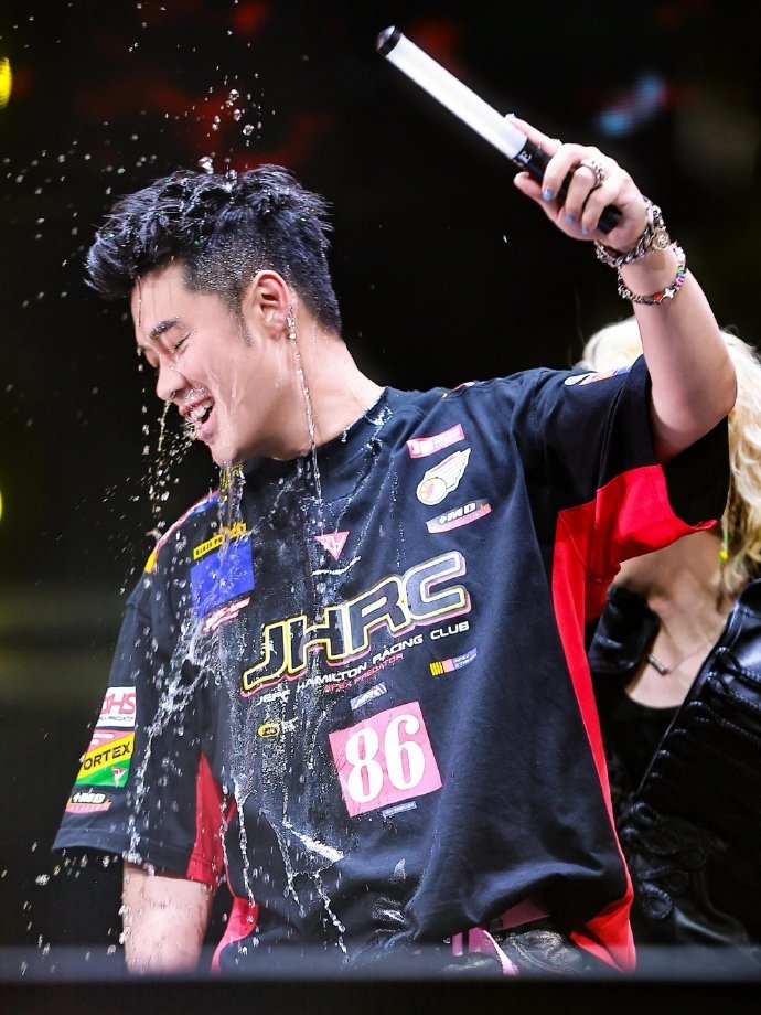 鹿晗演唱会陈赫神图邓超魔图这就是陈大小姐和邓大魔童的区别吗​​​