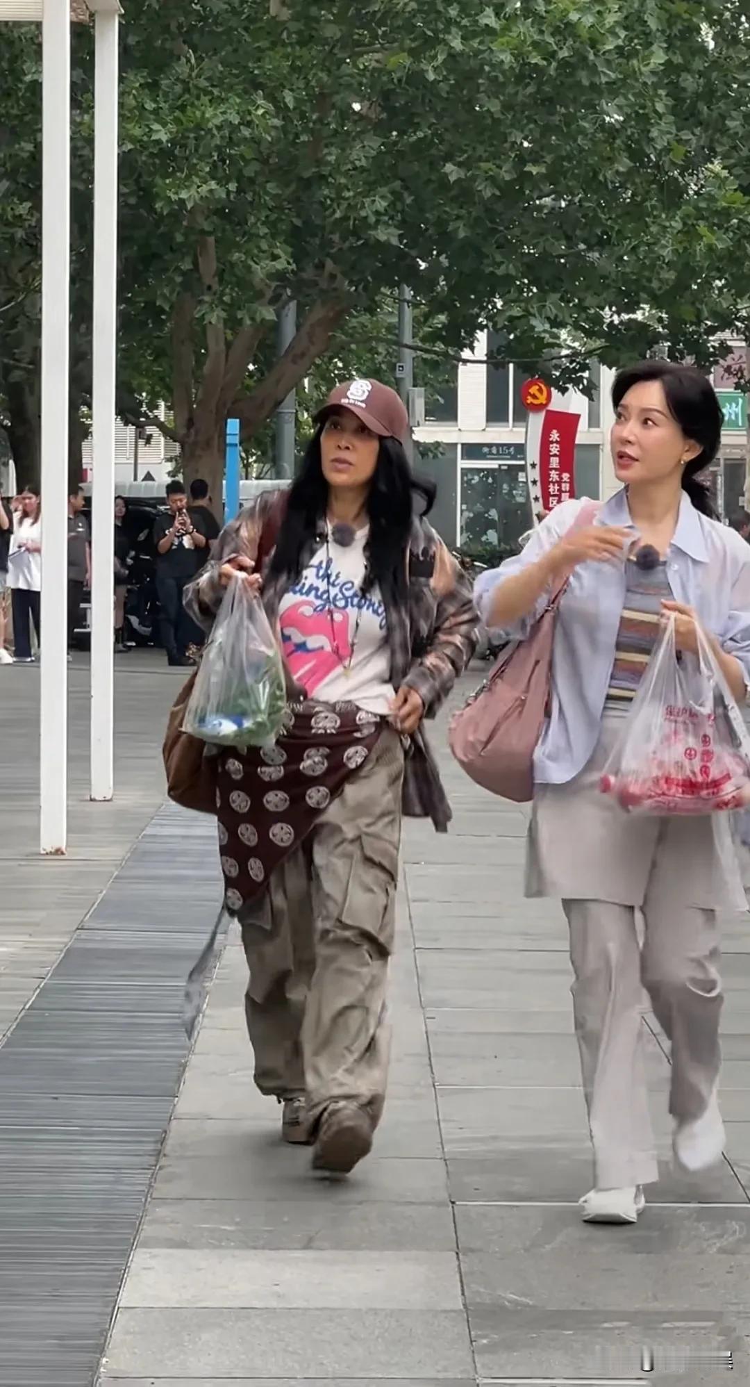 瞧，一个明星的衣品有多重要！街头遇见那英和陈数录综艺，陈数皮肤白皙，优雅的气质
