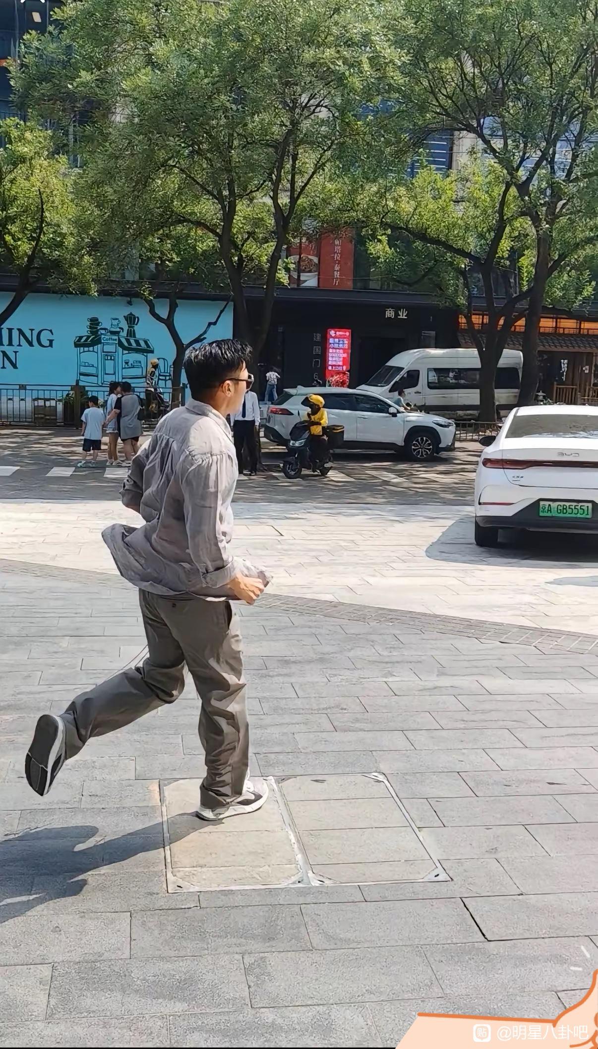 在青岛开完演唱会后，谢霆锋回北京了。收起丧父之痛，他终于露出了笑容！他每次回北京