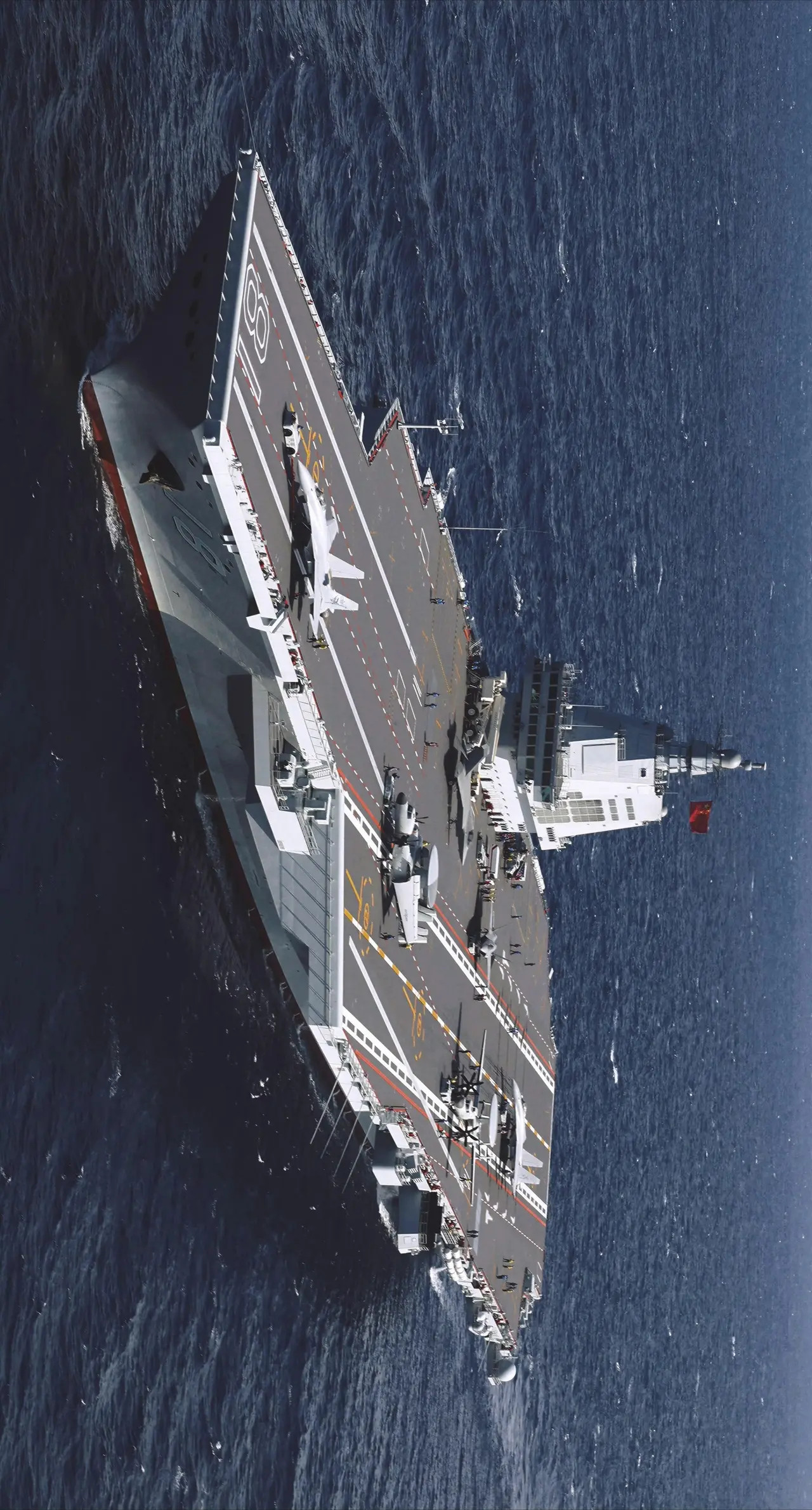 宽敞的甲板上两架歼35，两架歼15T，两架空警600，离舰载机满载还有个过程，希