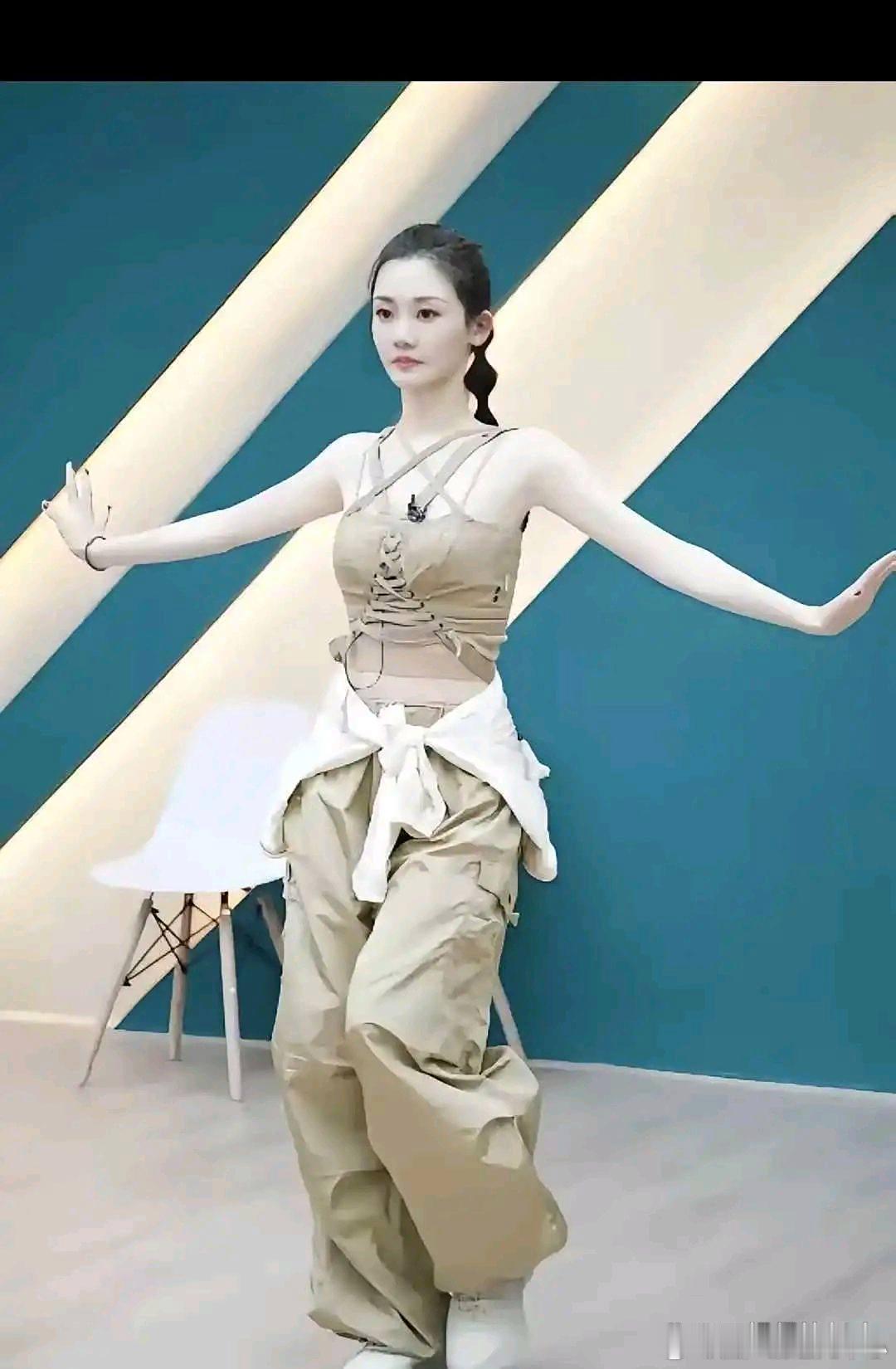 郑凯就说过，她认识苗苗的时候，第一眼就觉得这姑娘好嫩啊，才追的​​​