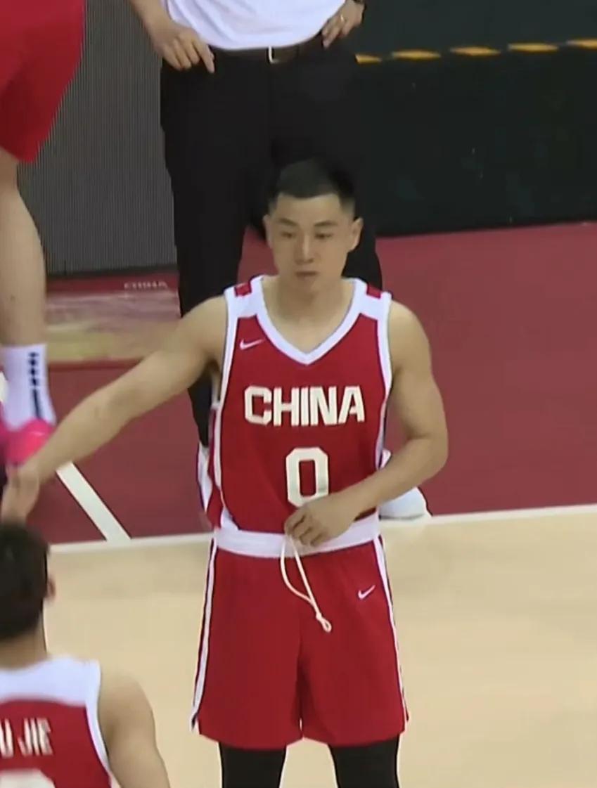 高诗岩和徐杰将争夺大名单的最后一个席位！目前看来，中国男篮出征本届亚洲杯的阵容