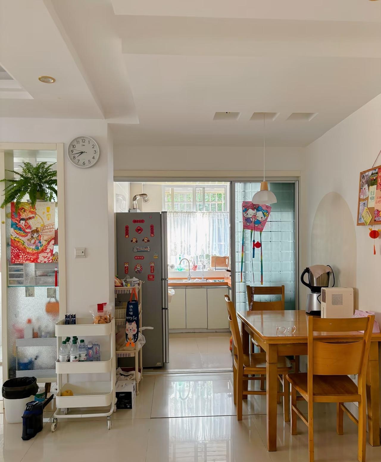 这套房子是我硬租给高中同学的[捂脸哭]她去年12月份从县城来市里工作，当时这套