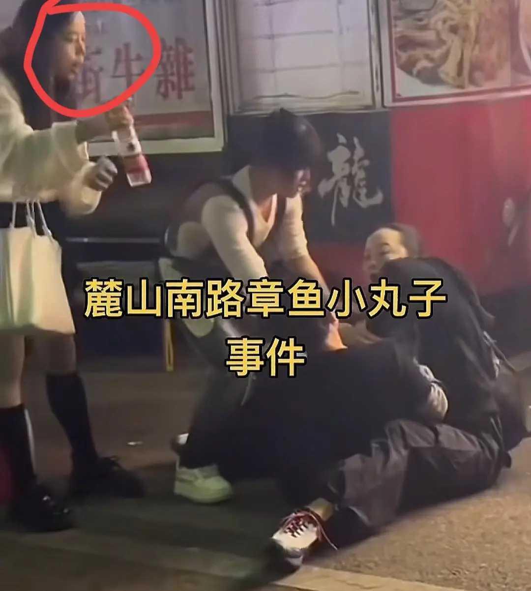 “一锅丸子要等12分钟，六旬摊主就被推倒！”长沙大学城，章鱼小丸子五份一锅现做，