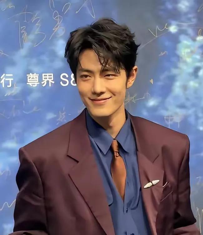 微博之夜这场“座位风波”，就跟无声的博弈似的。主办方这波操作啊，本来是想让肖战进