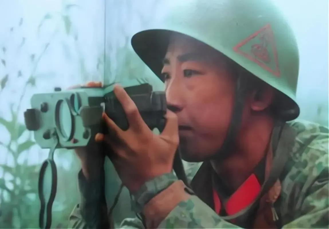 1984年，刚上战场的徐小丹，仅凭一条不起眼的线索，就发现了越军炮兵阵地，根据他
