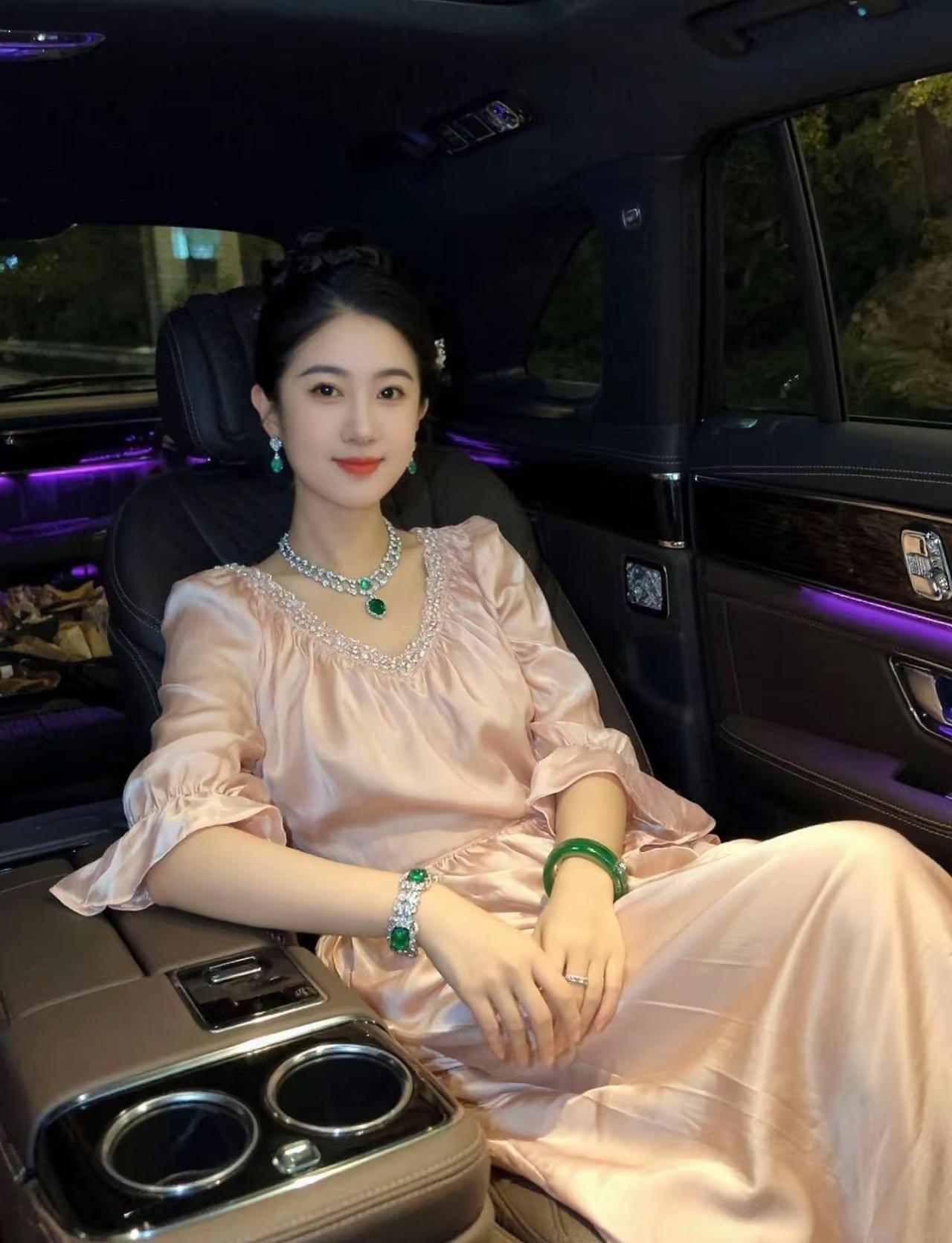 优雅车中美人，奢华珠宝闪耀，夜晚的浪漫时光。