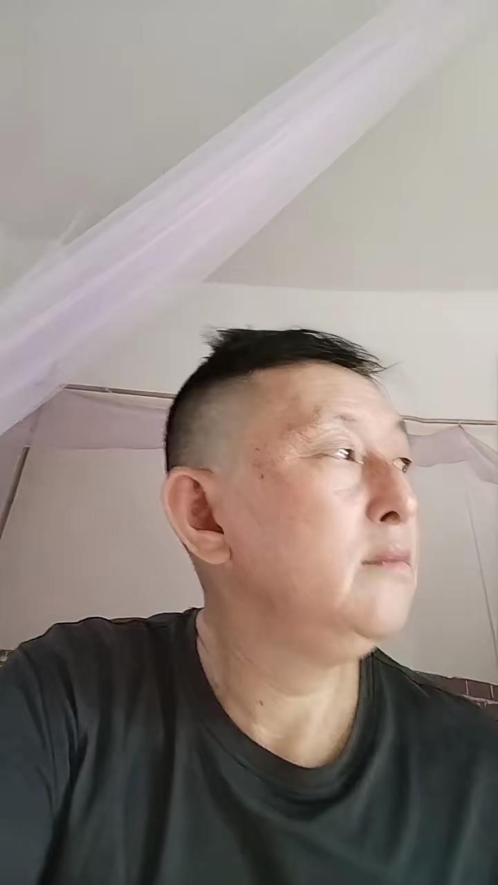 千万不要买月饼，也不要吃月饼了。为什么？很简单，一个面饼成本几块钱，商家给你加点